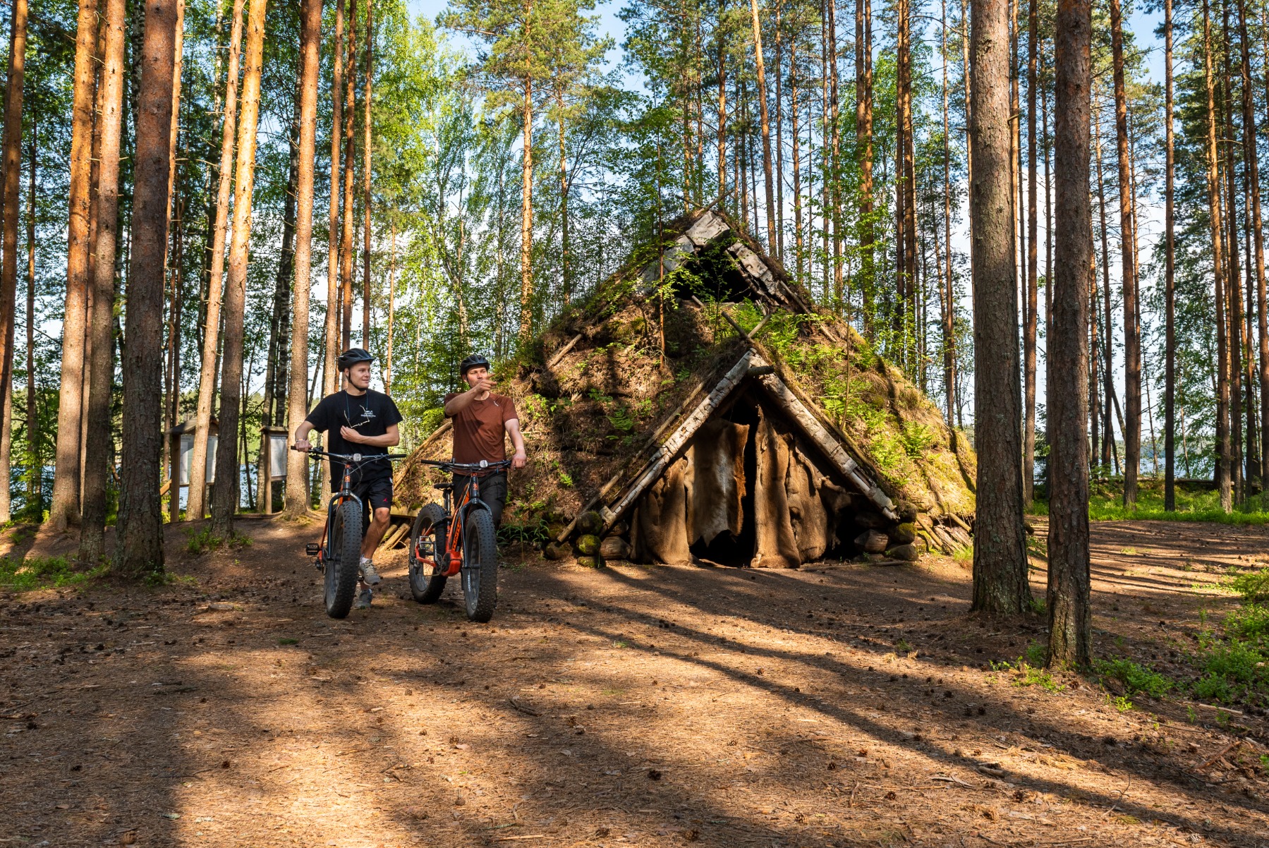 Kuvassa Rovastinojan taukopaikka, jonne on rakennettu kivikautisen asumuksen jäljitelmä.
